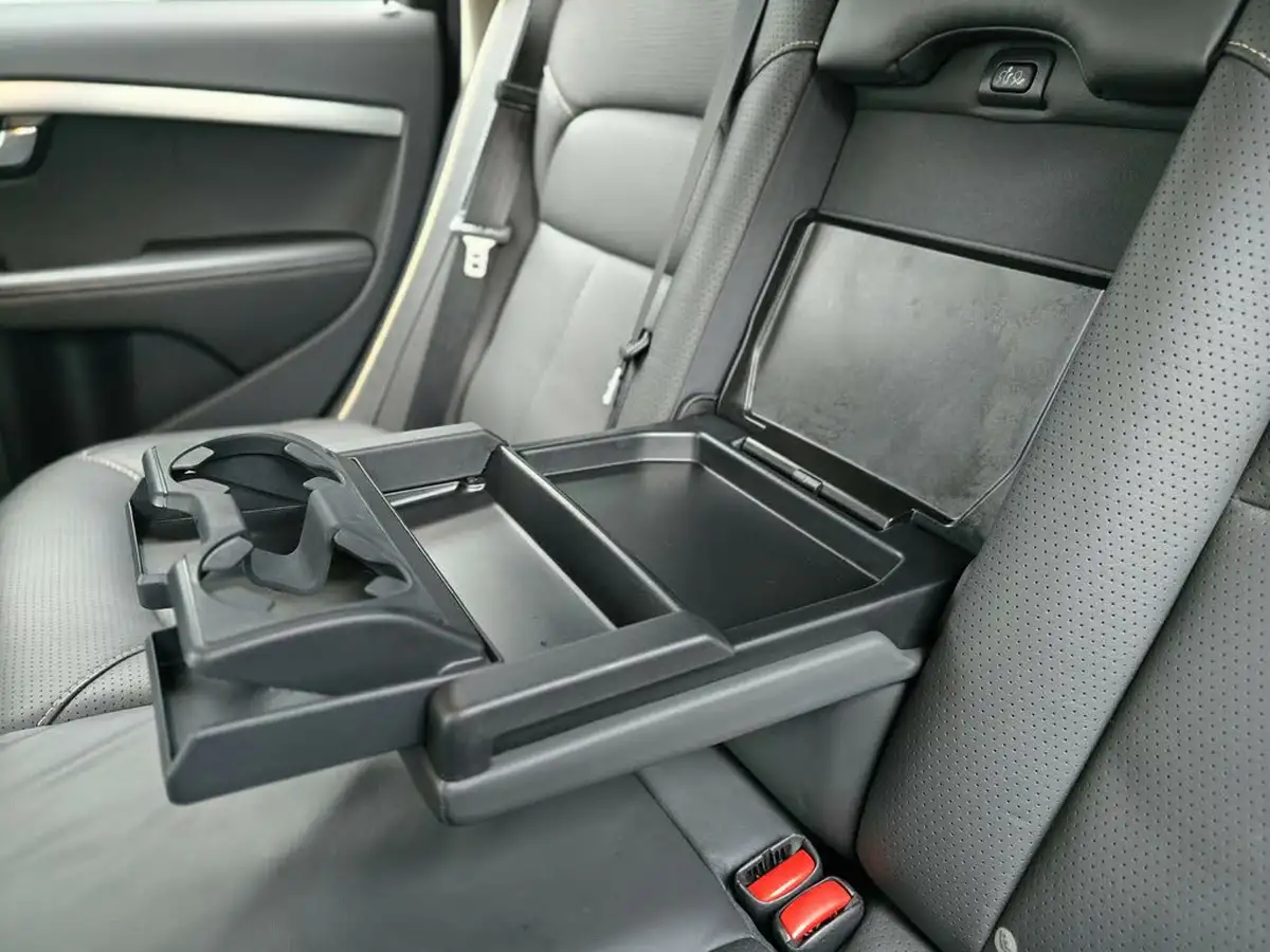 2011-volvo-xc70-30-t6-se-big-33