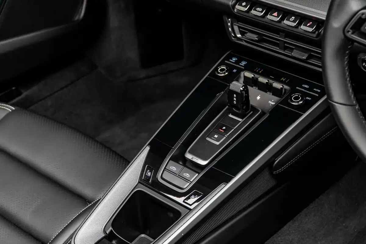 2023-porsche-911-30-targa-4-big-34
