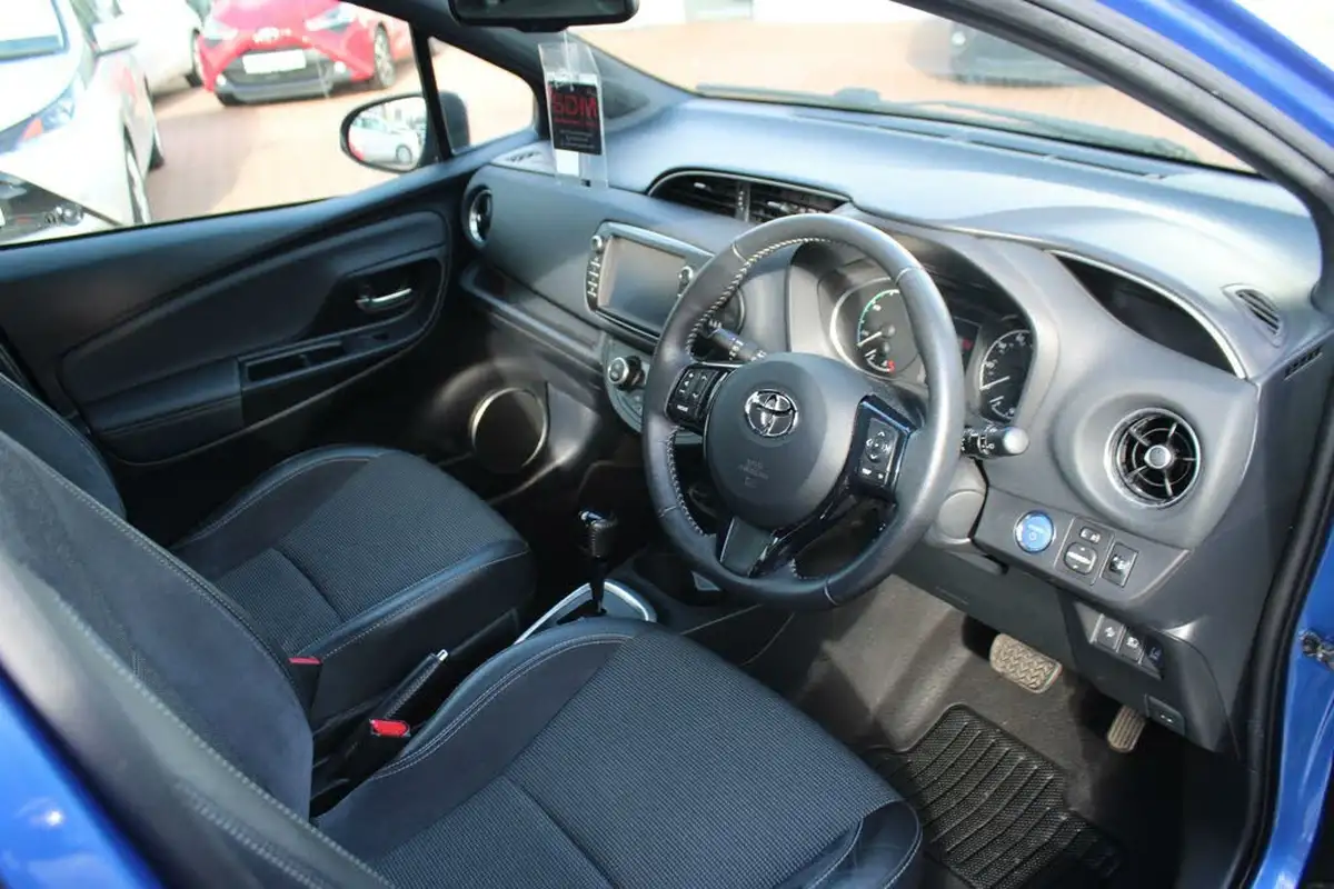 2017-toyota-yaris-15-vvt-i-excel-hybrid-15in-alloys-big-8