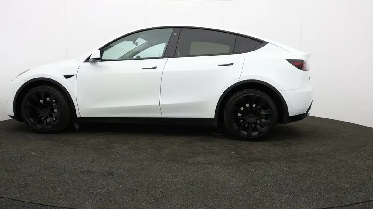 2022-tesla-model-y-e-long-range-big-68