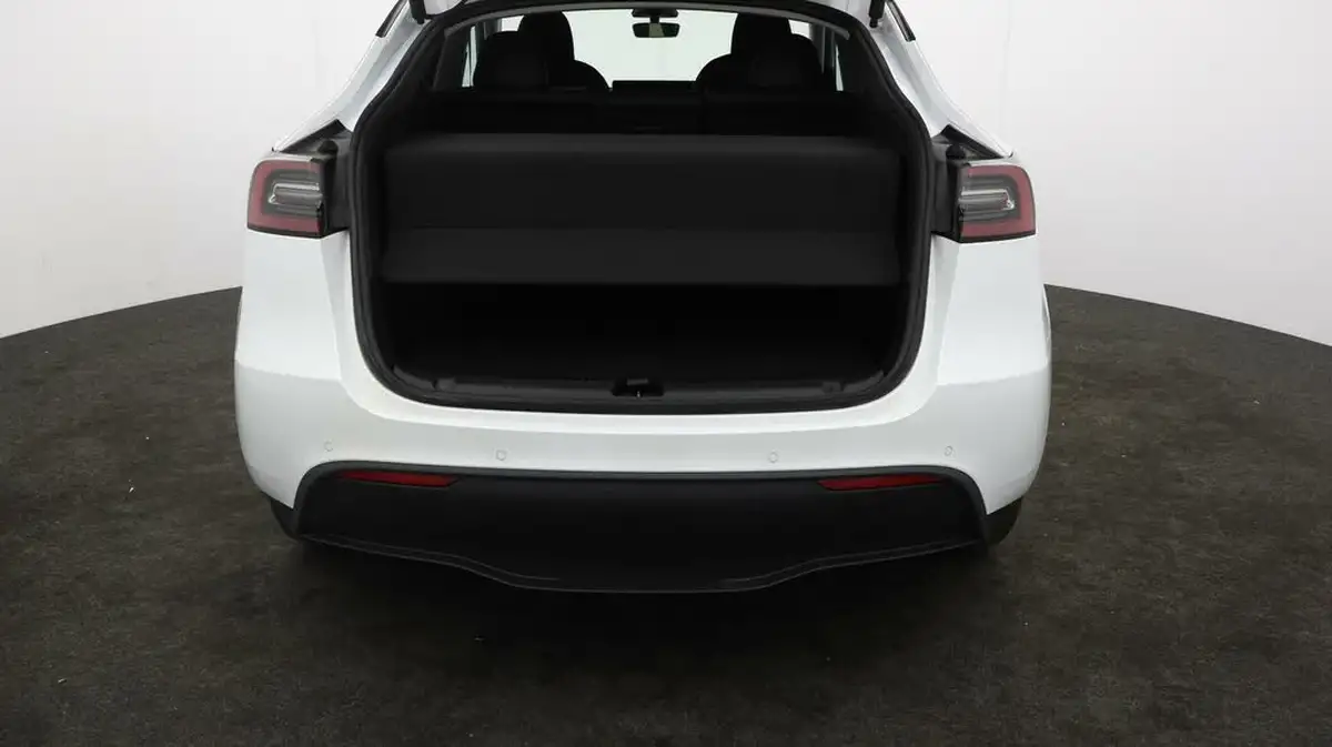 2022-tesla-model-y-e-long-range-big-16