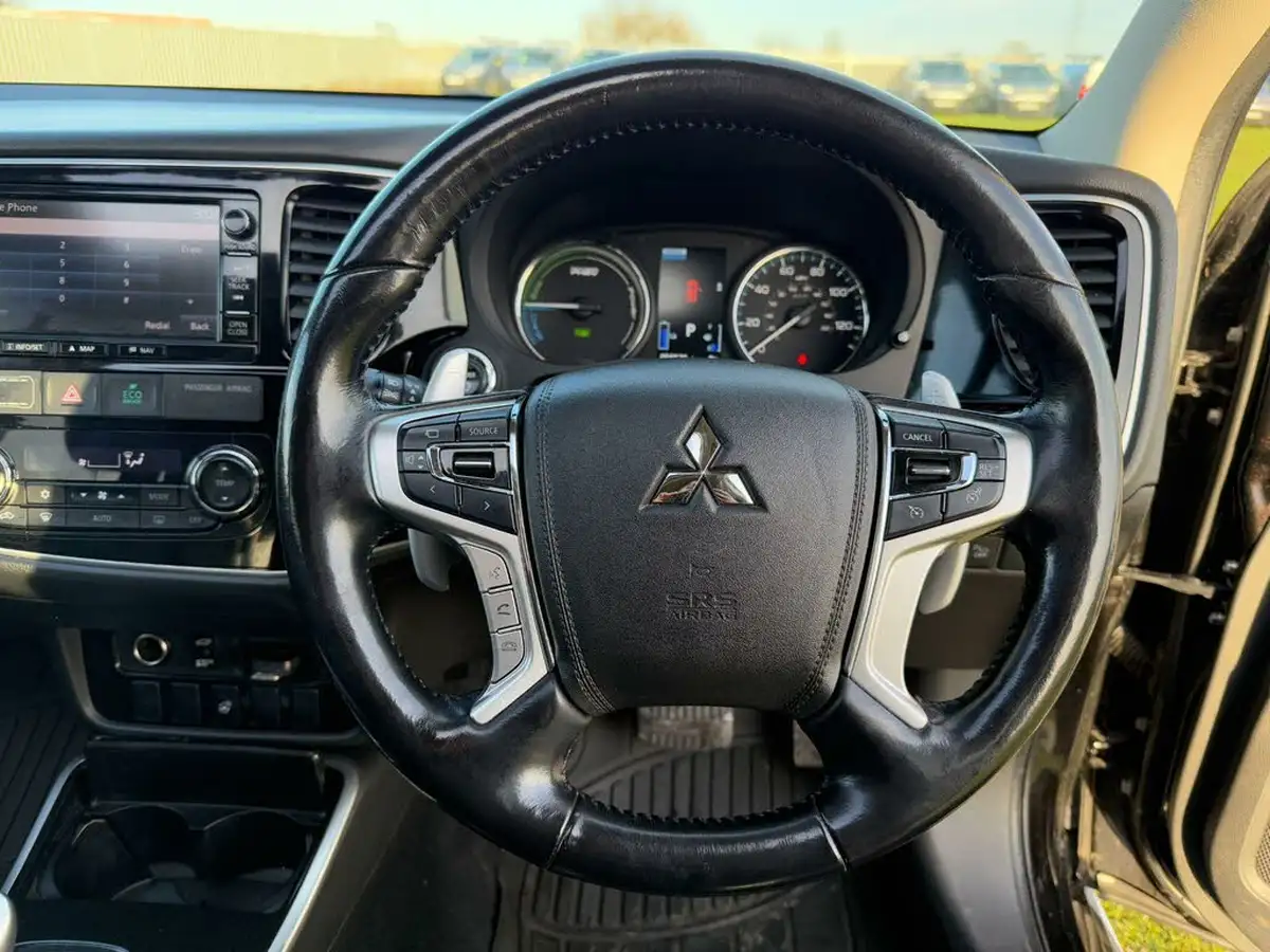 2016-mitsubishi-outlander-20-4h-phev-big-22
