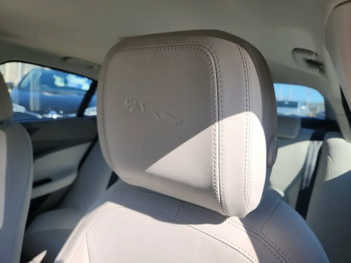 2015-jaguar-xe-20td-portfolio-180ps-auto-big-17