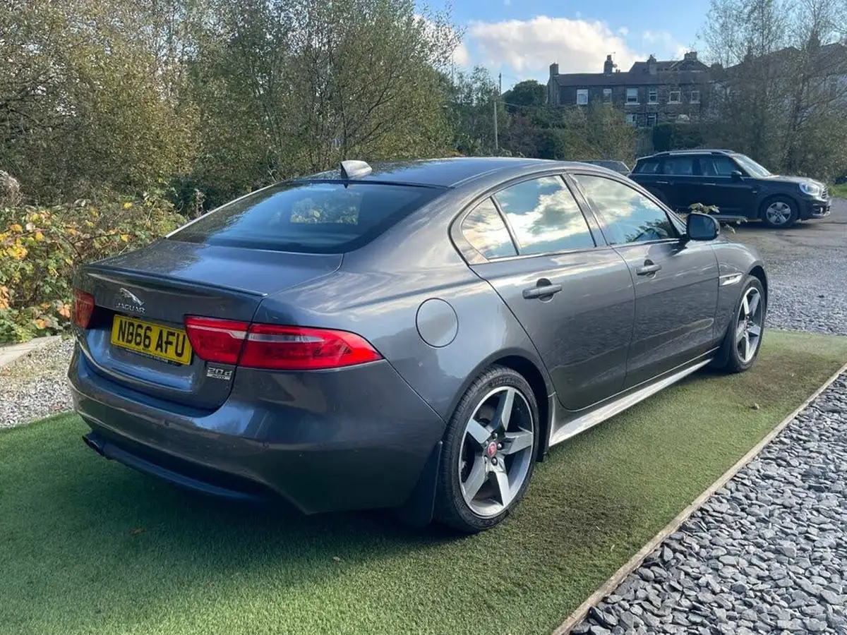 2016-jaguar-xe-20d-r-sport-180ps-awd-auto-big-10