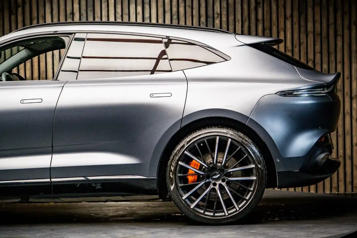 2022-aston-martin-dbx-40-v8-big-17