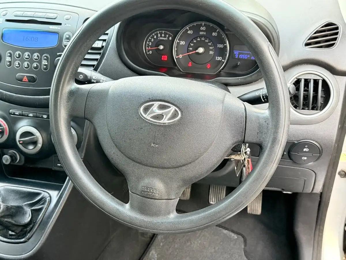 2011-hyundai-i10-12-active-big-24