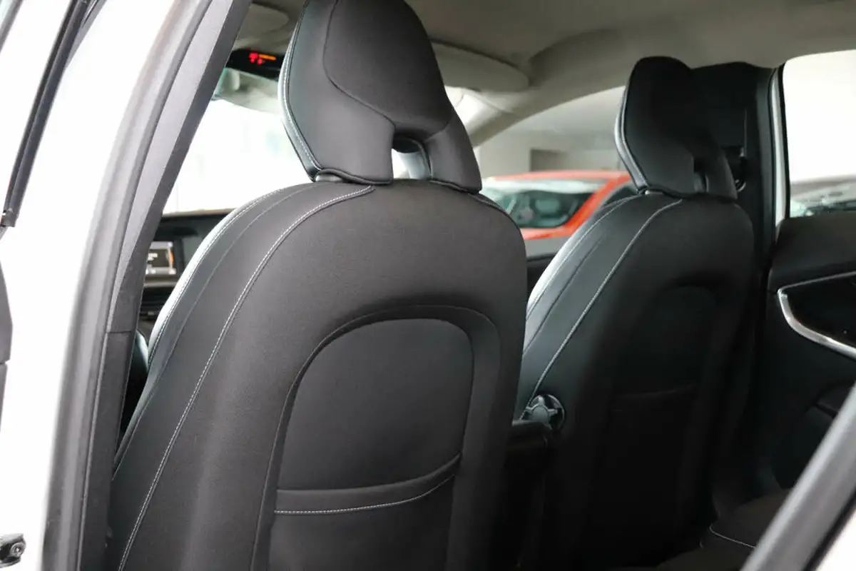 2016-volvo-v40-20-t2-momentum-big-30