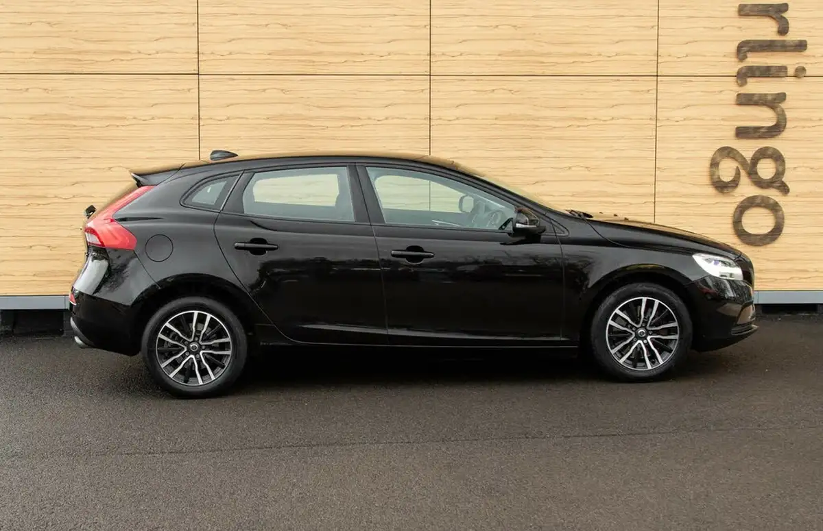 2018-volvo-v40-15-t3-momentum-nav-plus-big-14