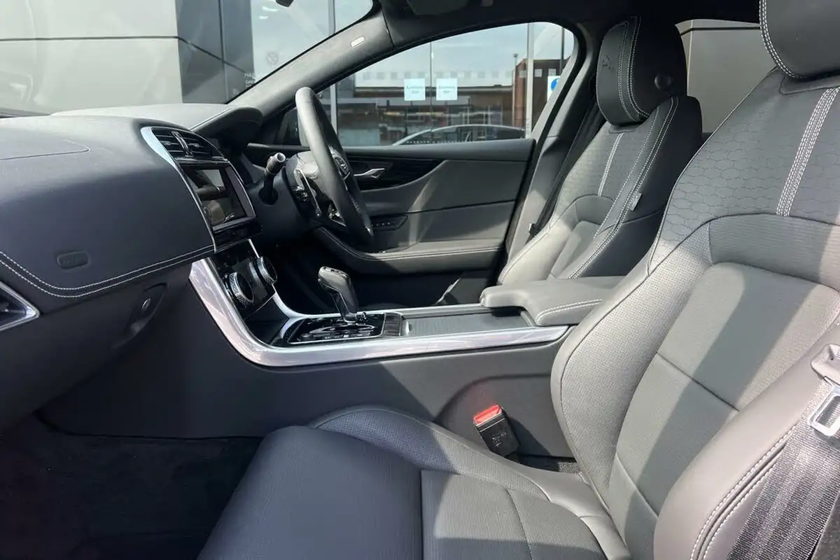 2024-jaguar-xe-20-p250-r-dynamic-hse-black-big-33