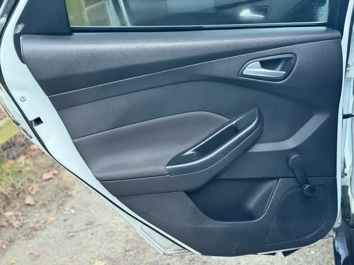 2014-ford-focus-10-zetec-scti-100ps-hatchback-big-41