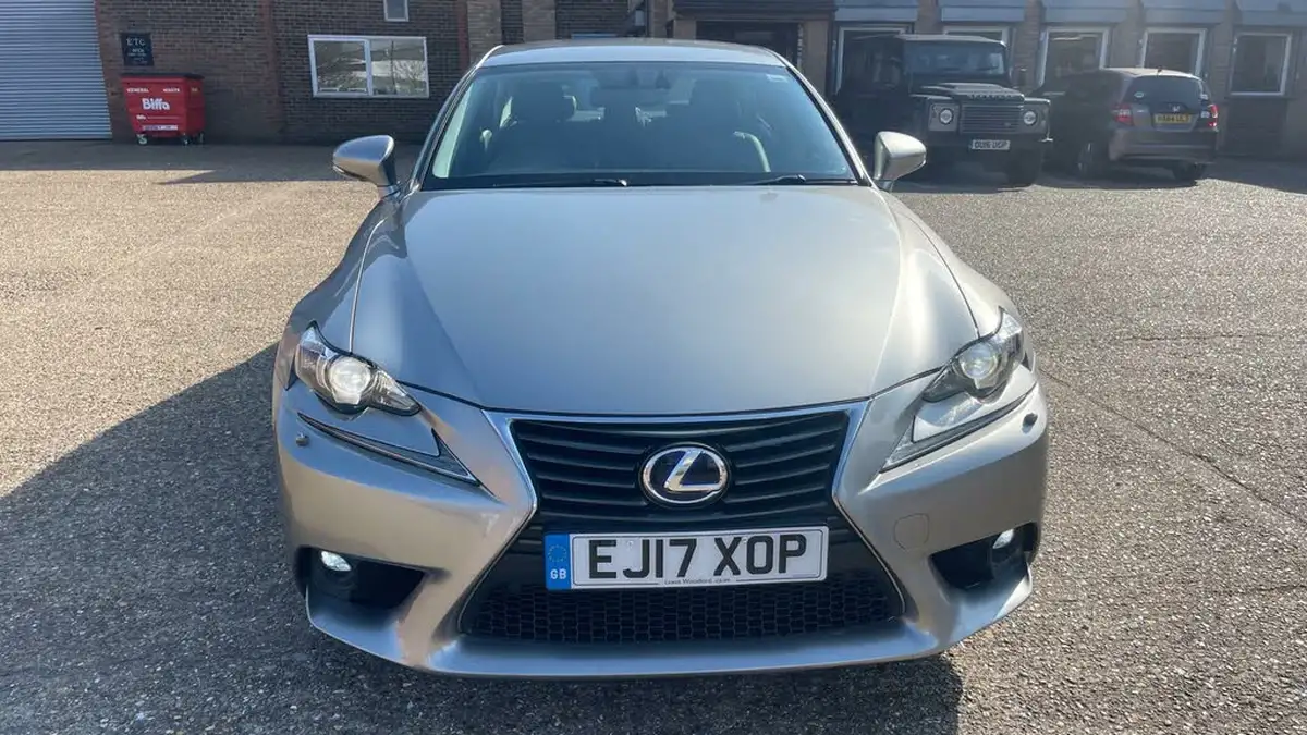 2016-lexus-is-300h-25-advance-big-1