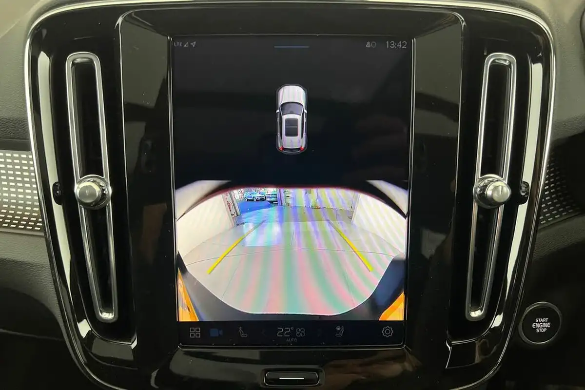2024-volvo-xc40-20-b4-ultra-bright-big-15