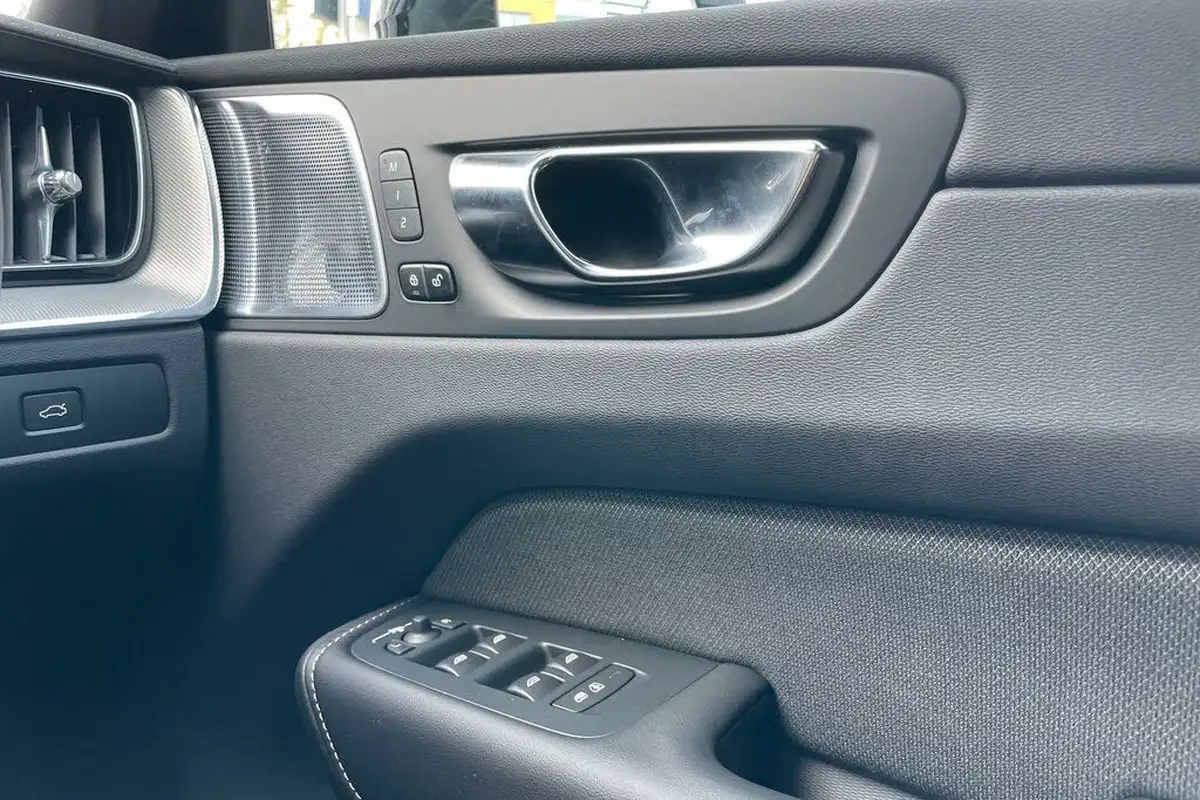 2024-volvo-xc60-20-b5-ultra-dark-big-41