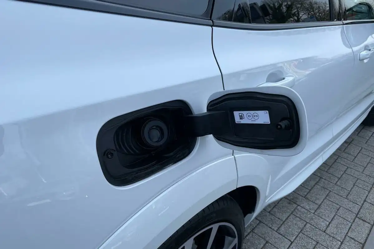 2024-volvo-xc60-20-b5-ultra-dark-big-17