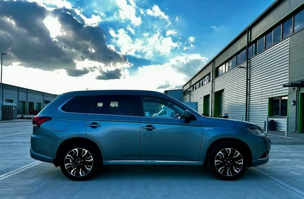 2016-mitsubishi-outlander-20-gx4h-phev-big-73