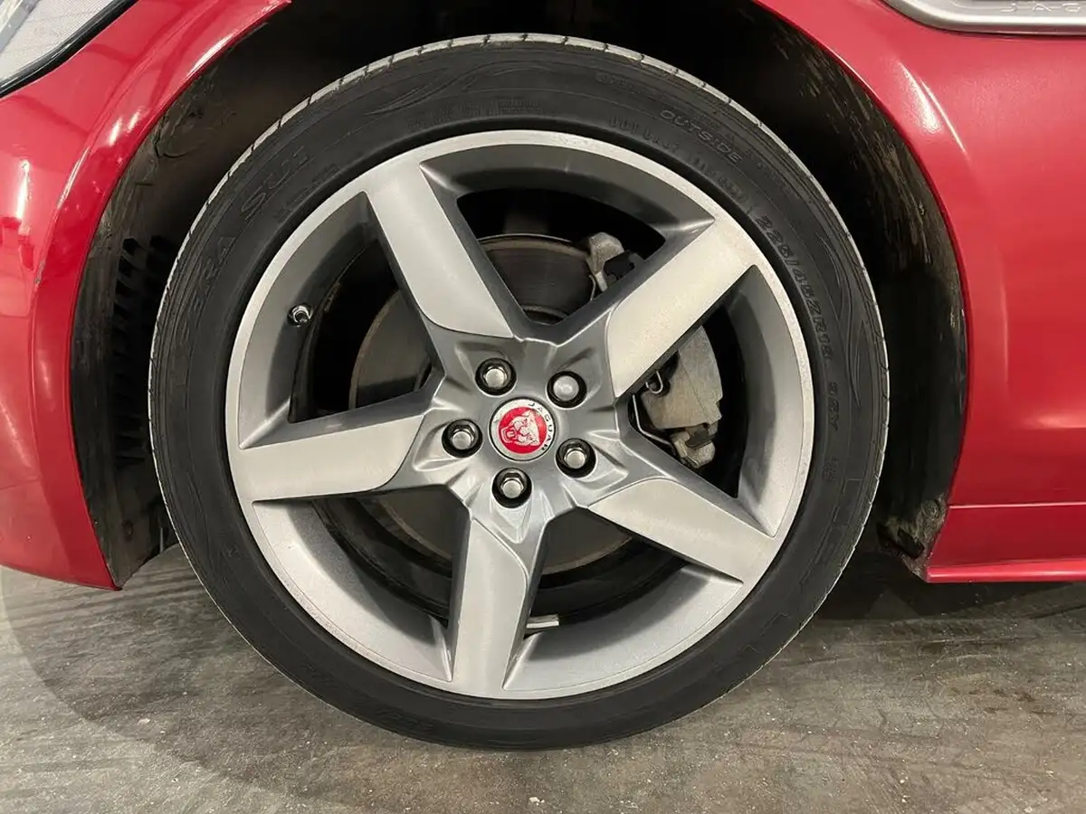 2015-jaguar-xe-20-r-sport-240ps-big-9