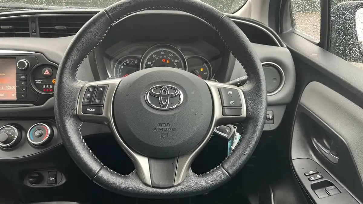 2016-toyota-yaris-133-icon-vvt-i-5d-cvt-big-7
