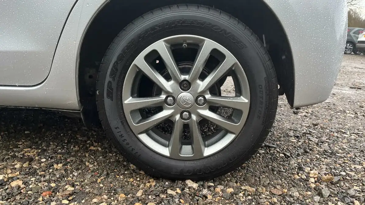 2016-toyota-yaris-133-icon-vvt-i-5d-cvt-big-31
