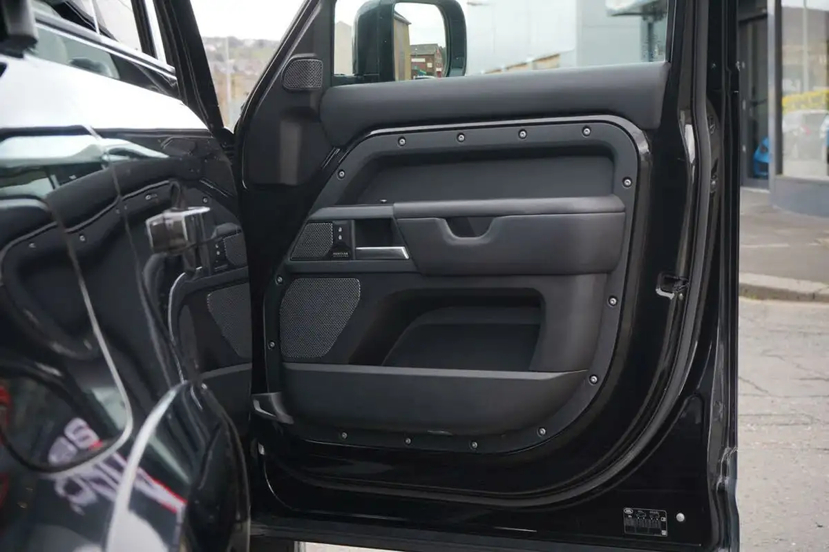 2022-land-rover-110-defender-30-d250-x-dynamic-hse-big-18