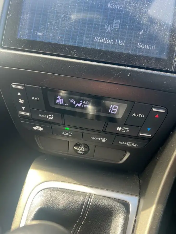 2015-honda-civic-16-i-dtec-s-honda-connect-with-navi-hatchback-big-12