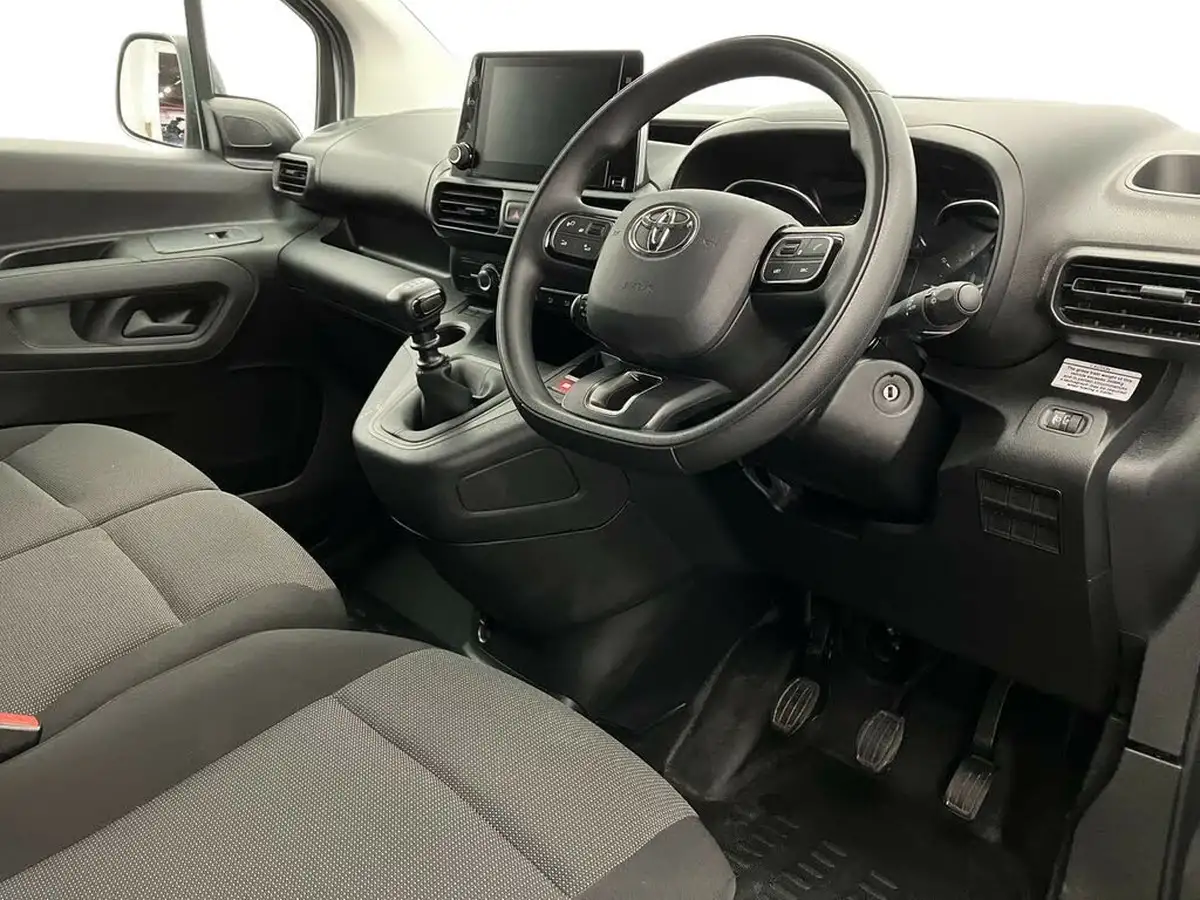 2023-toyota-proace-city-15d-icon-l1-big-7