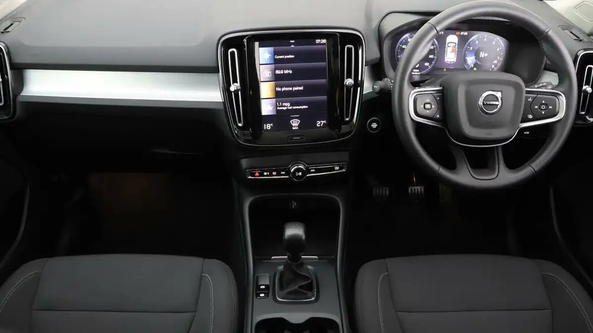 2022-volvo-xc40-15-t3-momentum-big-13