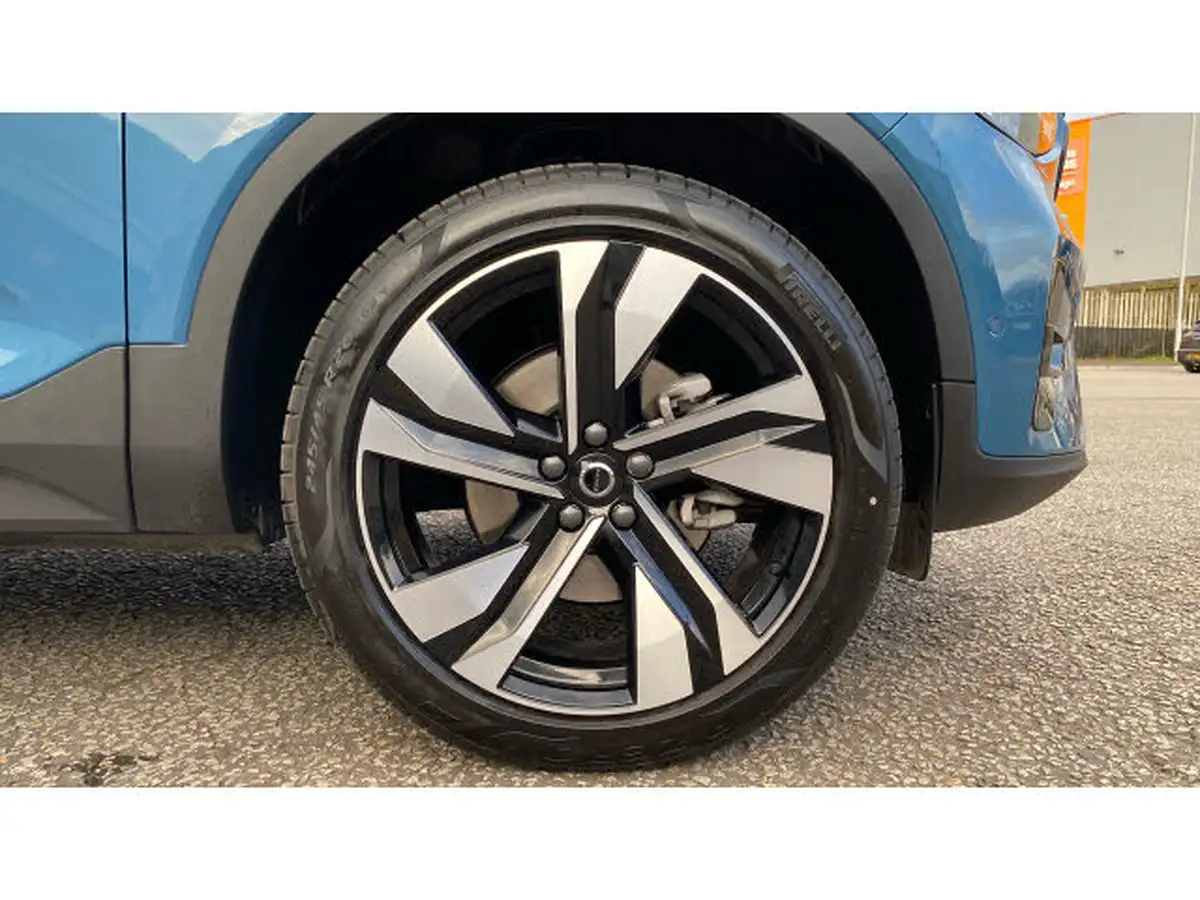 2024-volvo-xc40-20-b4-ultra-bright-big-15