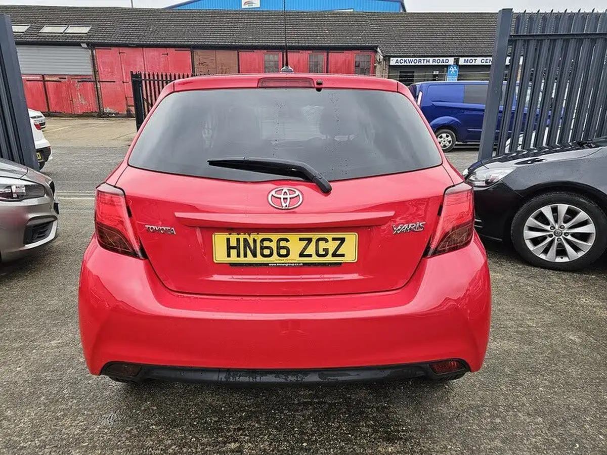 2016-toyota-yaris-133-icon-vvt-i-5d-cvt-big-5