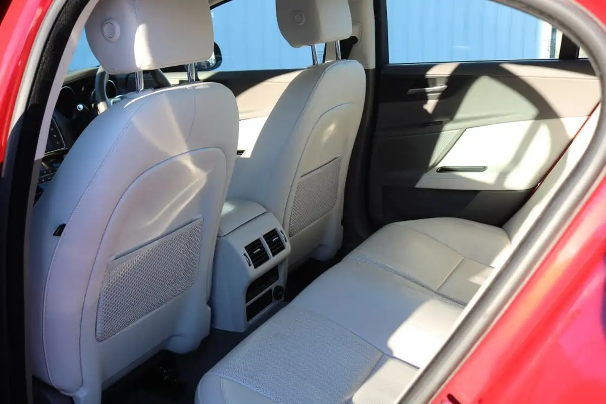 2018-jaguar-xe-20d-portfolio-180ps-1999cc-auto-big-16
