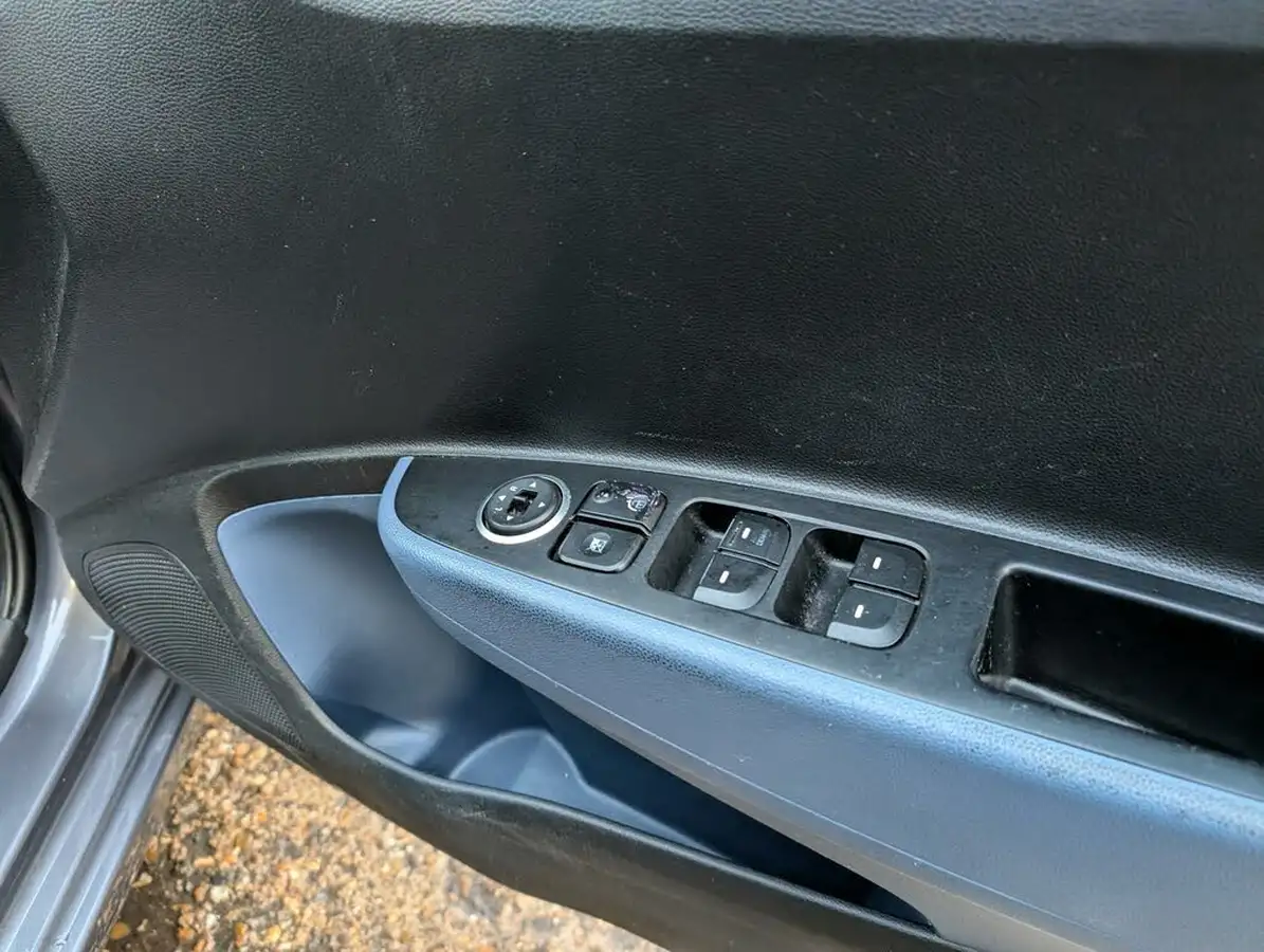 2015-hyundai-i10-10-blue-drive-se-isg-big-17