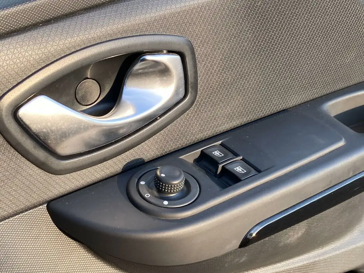 2015-renault-clio-12-dynamique-nav-big-47