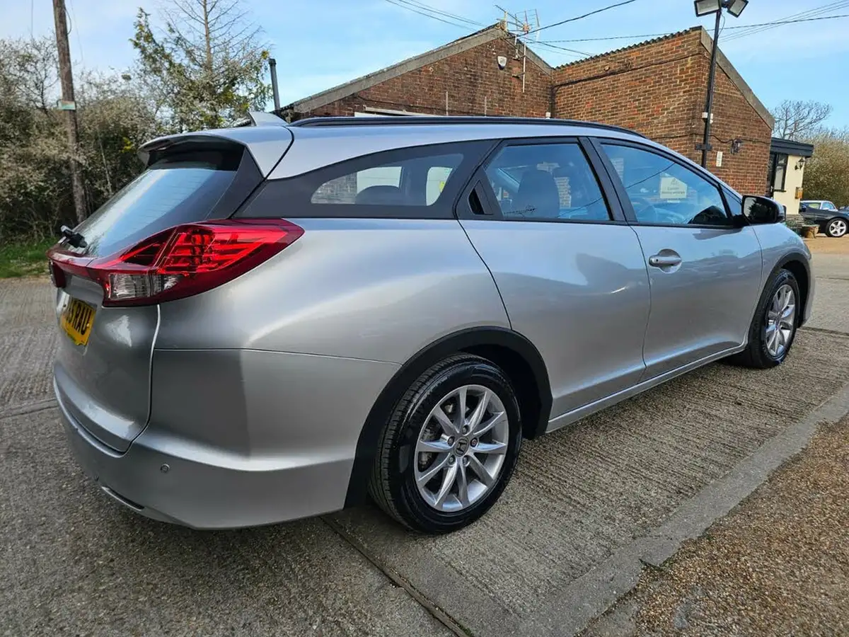 2015-honda-civic-16-i-dtec-s-honda-connect-with-navi-tourer-big-4