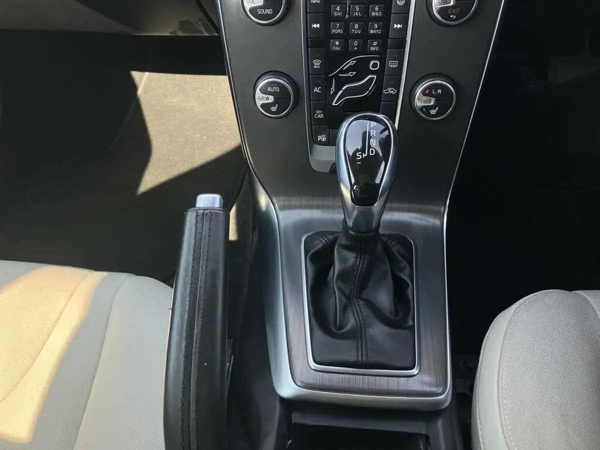 2014-volvo-v40-20td-d3-cross-country-se-nav-geartronic-big-16