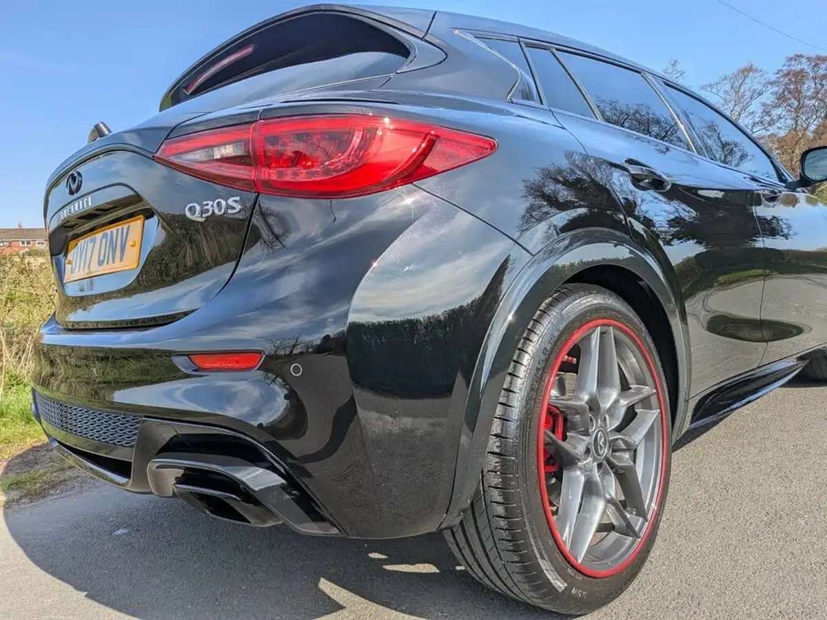 2017-infiniti-q30-20-sport-dct-big-4