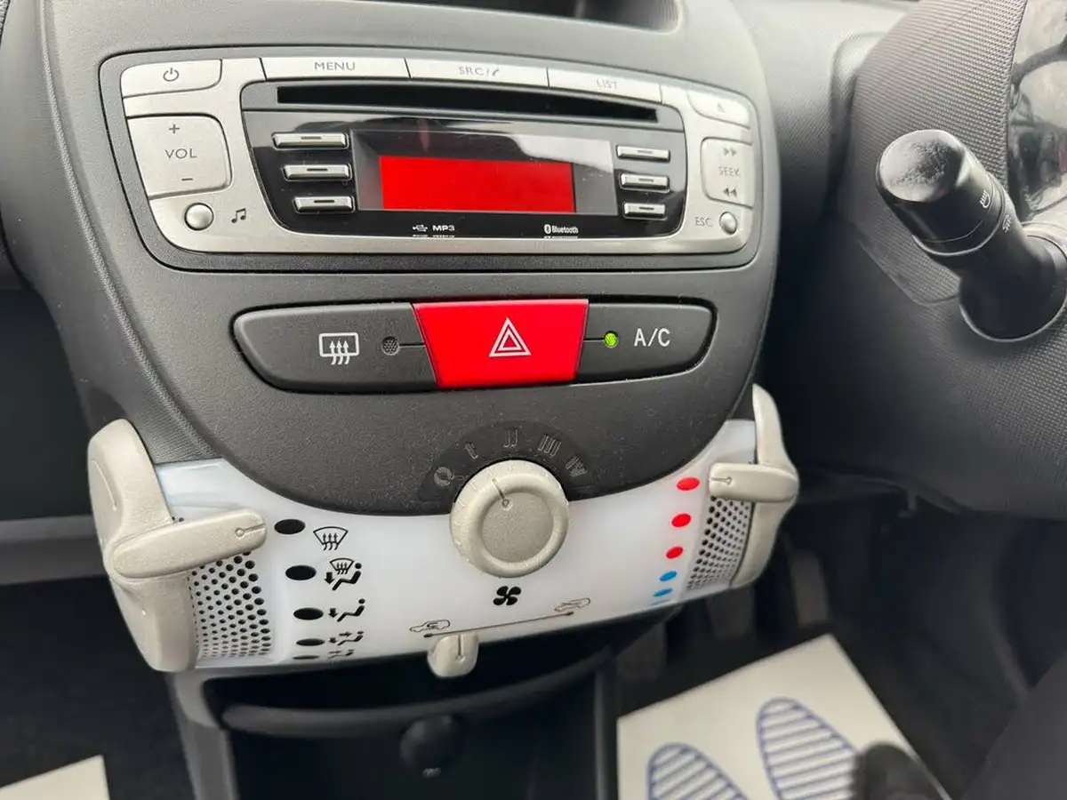 2013-citroen-c1-10-vtr-3d-big-13