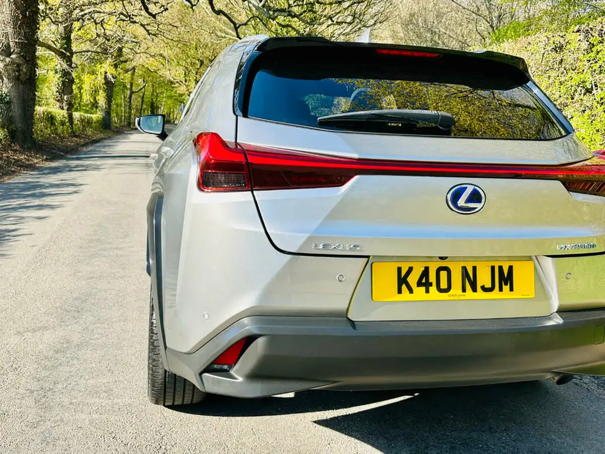 2021-lexus-ux-250h-20-takumi-big-45