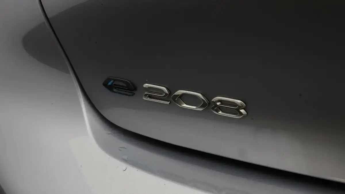 2021-peugeot-208-e-gt-premium-big-20