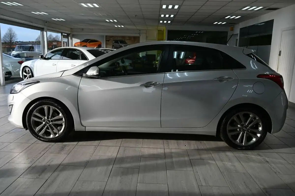 2015-hyundai-i30-16crdi-premium-136ps-blue-drive-hatchback-big-3