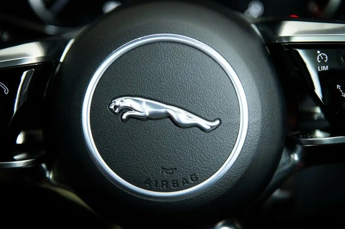 2022-jaguar-f-pace-20-d200-r-dynamic-black-big-21
