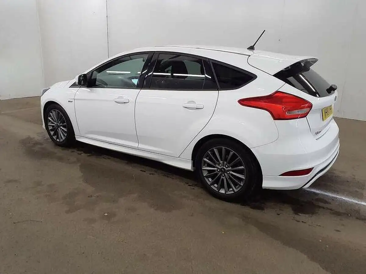 2018-ford-focus-10t-st-line-140ps-hatchback-big-3
