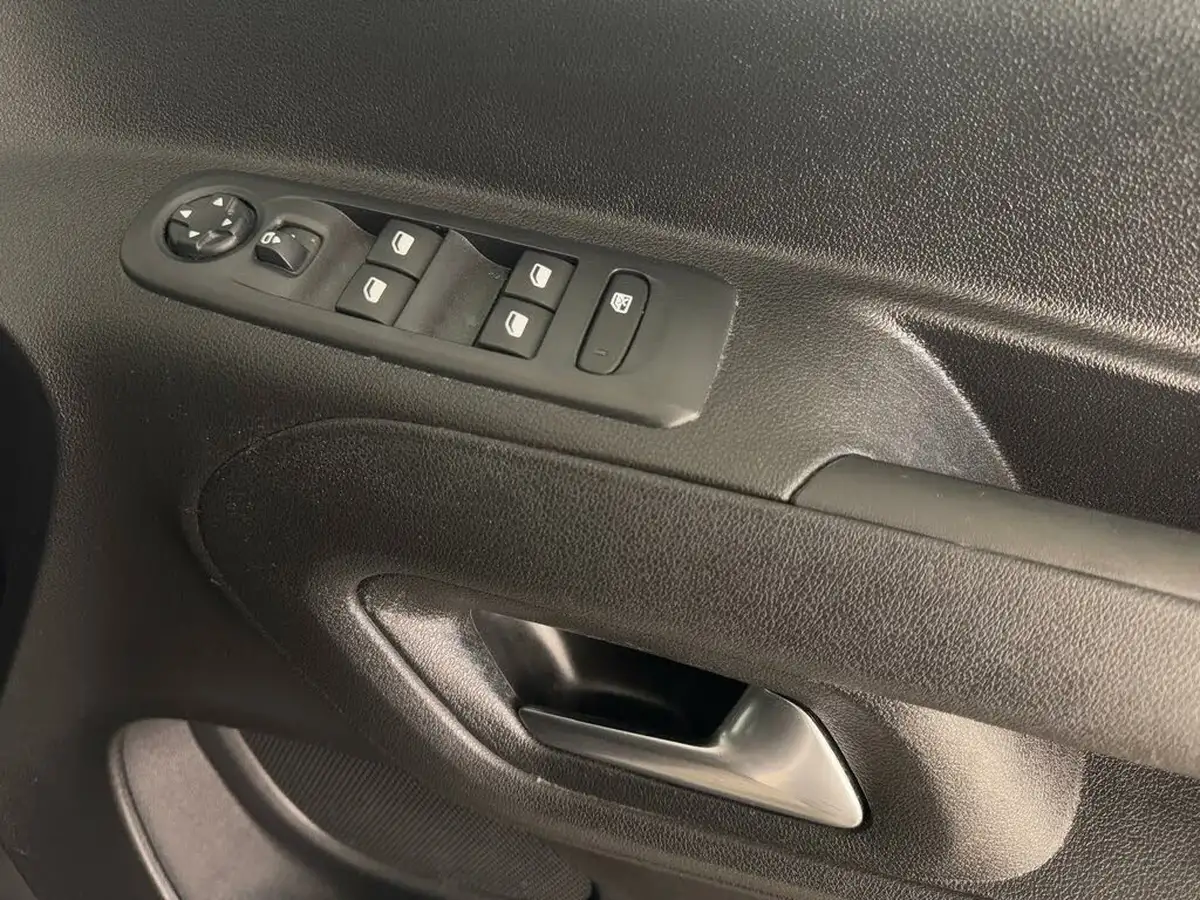 2022-vauxhall-combo-life-15-se-100ps-big-14
