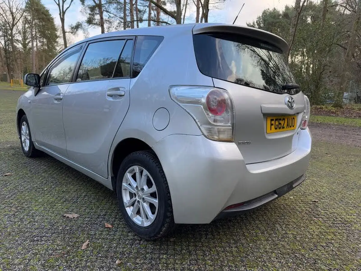 2012-toyota-verso-20td-tr-big-3