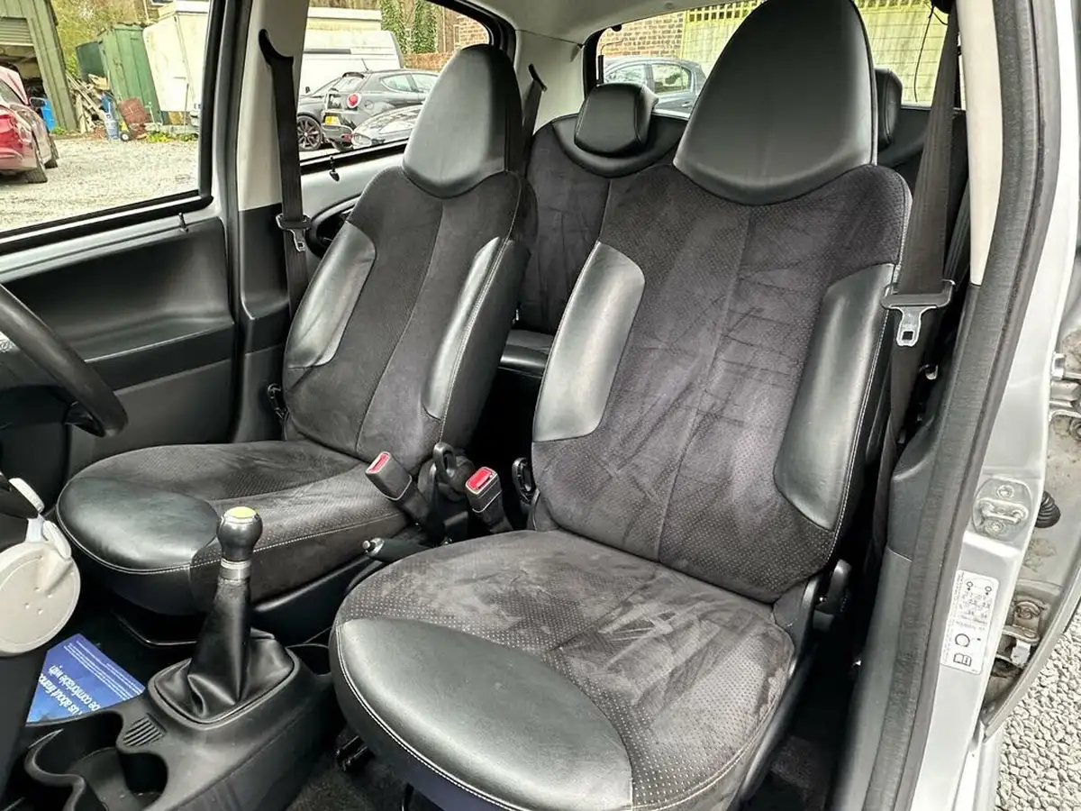 2013-toyota-aygo-10-aygo-ice-5d-big-15
