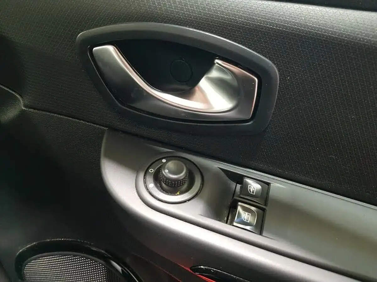 2016-renault-clio-09-tce-dynamique-nav-big-14