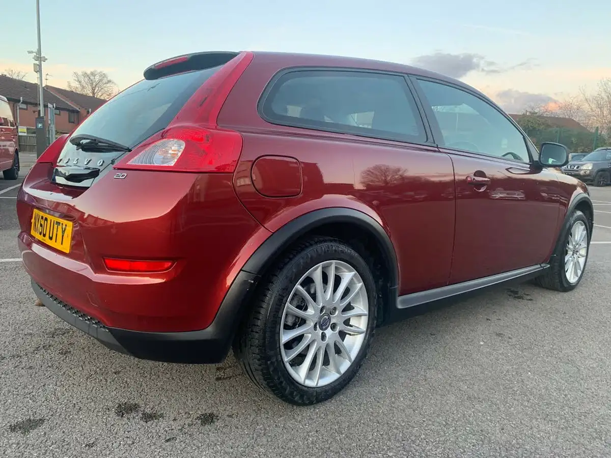 2010-volvo-c30-20-se-lux-coupe-2d-big-7