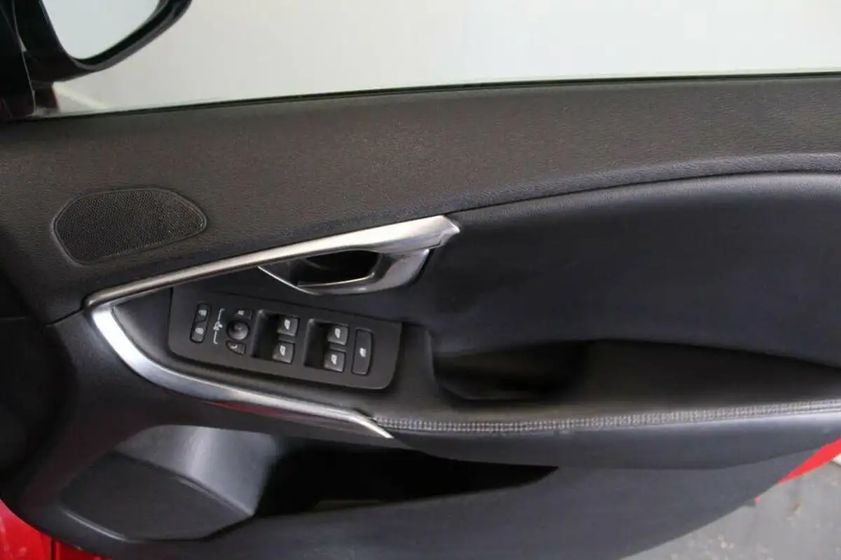 2013-volvo-v40-20td-d3-r-design-big-38