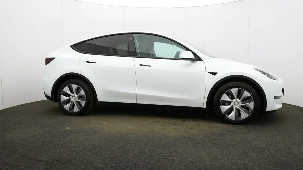 2022-tesla-model-y-e-long-range-big-42