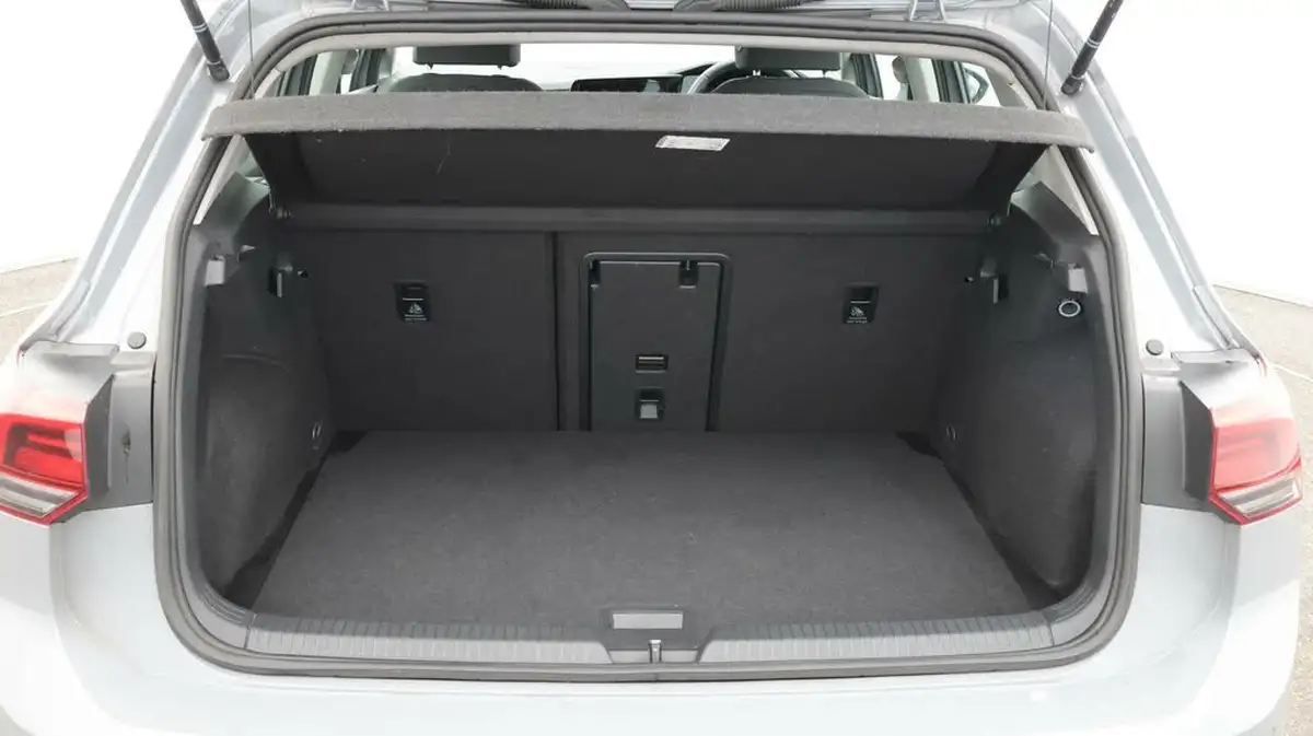 2023-volkswagen-golf-15-tsi-life-130ps-hatchback-big-17