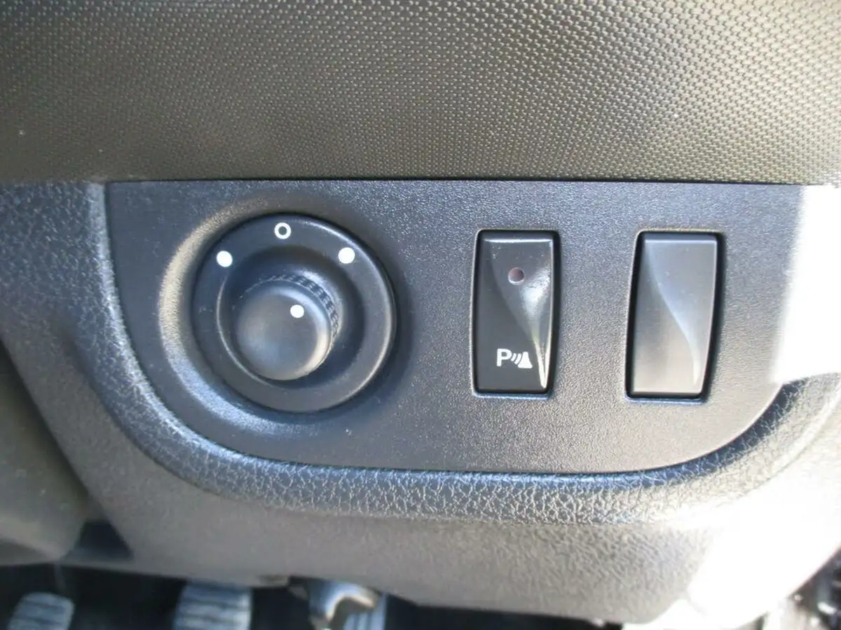 2013-dacia-sandero-12-laureate-big-29