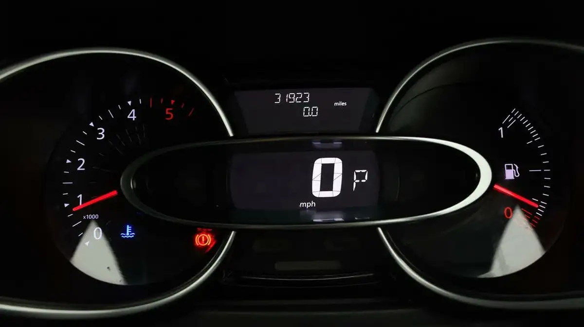 2019-renault-clio-15dci-iconic-90ps-ss-edc-auto-big-9